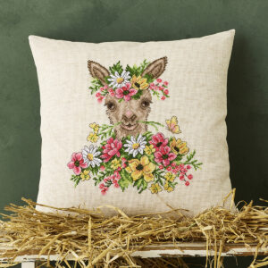 Alpacka i blommor – broderikit (40×40 cm)