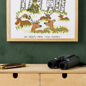 Jakten pågår – broderikit (30×20 cm)