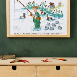 Väntar på napp – broderikit (30×20 cm)